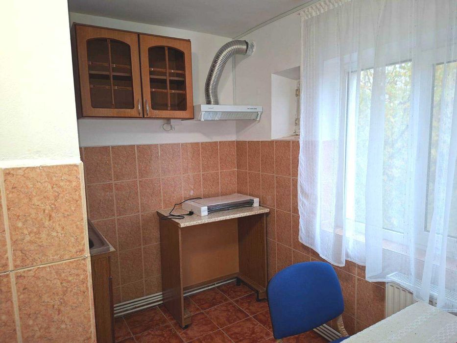 Garsonieră decomandată de închiriat Târgoviște, str. Ciprian Porumbescu, etaj 1