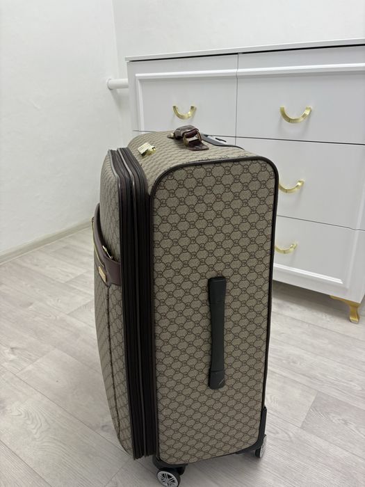 Продам чемодан в отличном качестве