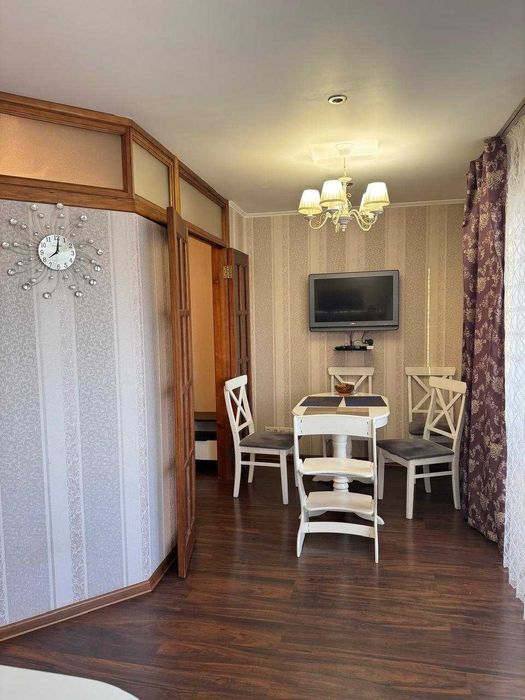 Продам 4 комн квартиру на Достык молле