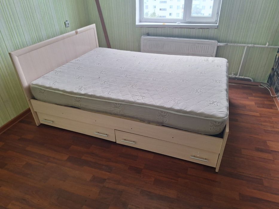 Двуспальная кровать