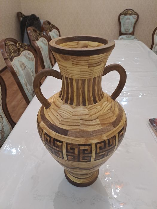 Амфора в греческом стиле изготовлено твёрдых пород дерева