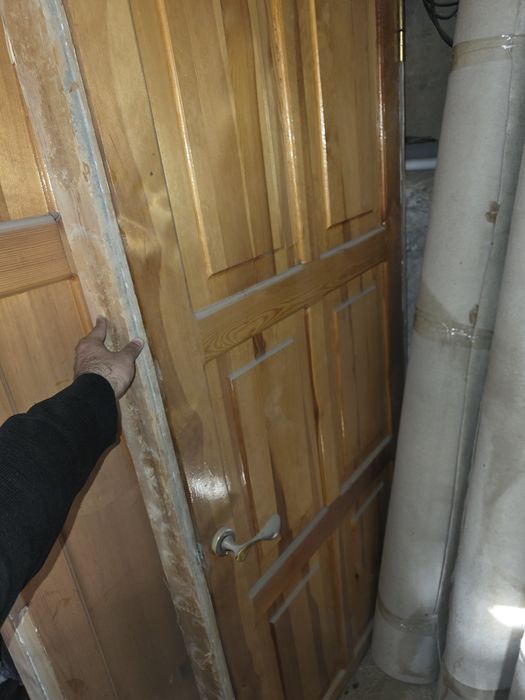 Taxta b/u eshiklar sotiladi.