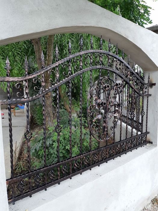 Garduri și porți din fer forjat din șipcă metalică