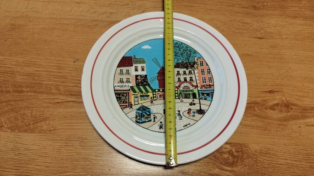 Красива порцеланова чиния от Италия.