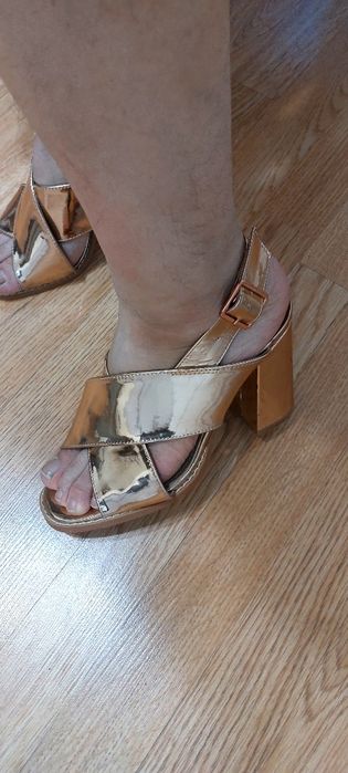 Продается босоножки