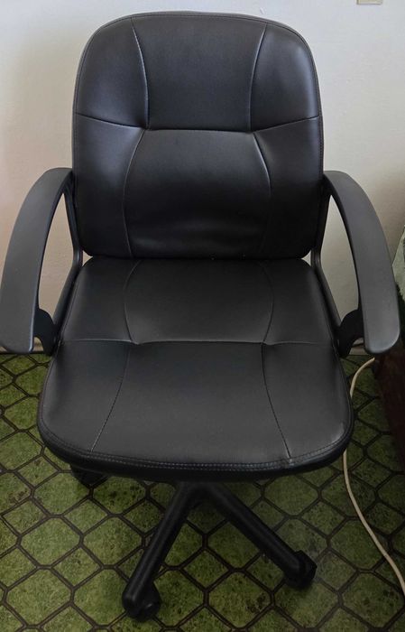 Продавам офис стол - черен