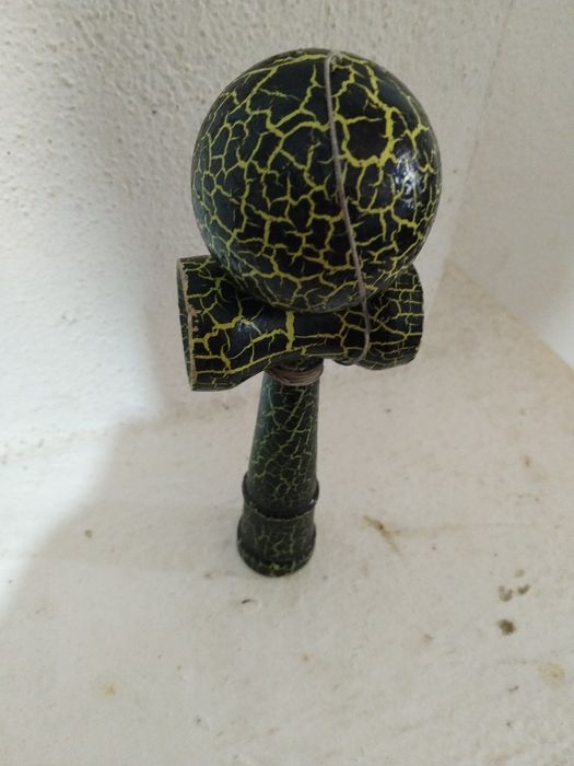 Kendama colorata galben si negru