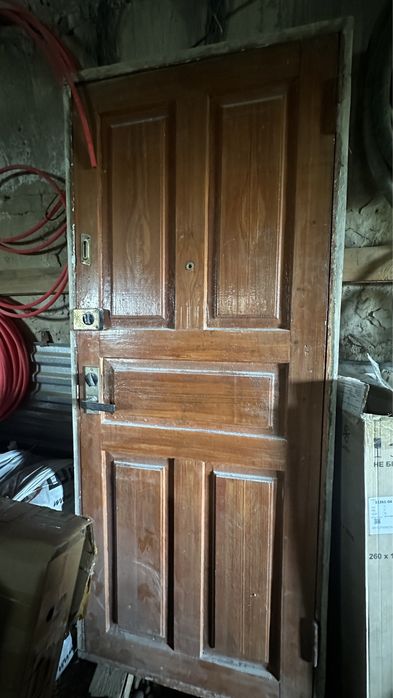 Дверь входная деревянная