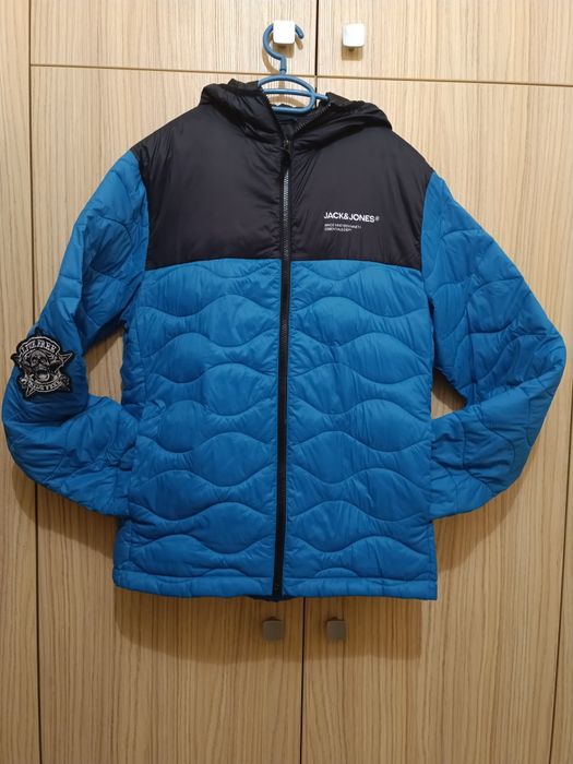 Мъжко яке, S размер. Без забележки.
Размери, ширина под мишниците 52,