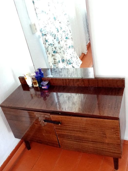 Зеркало тримо в хорошем состоянии