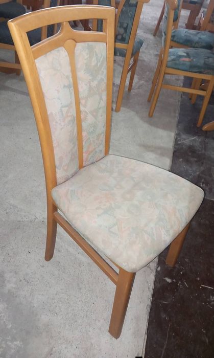 Комплект масивна разтегателна маса с 4 стола.
Внос.
Размери 80/120/160