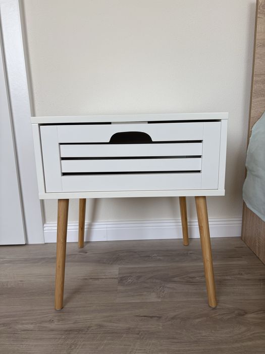 Noptiera culoarea alba cu picioare de bambus