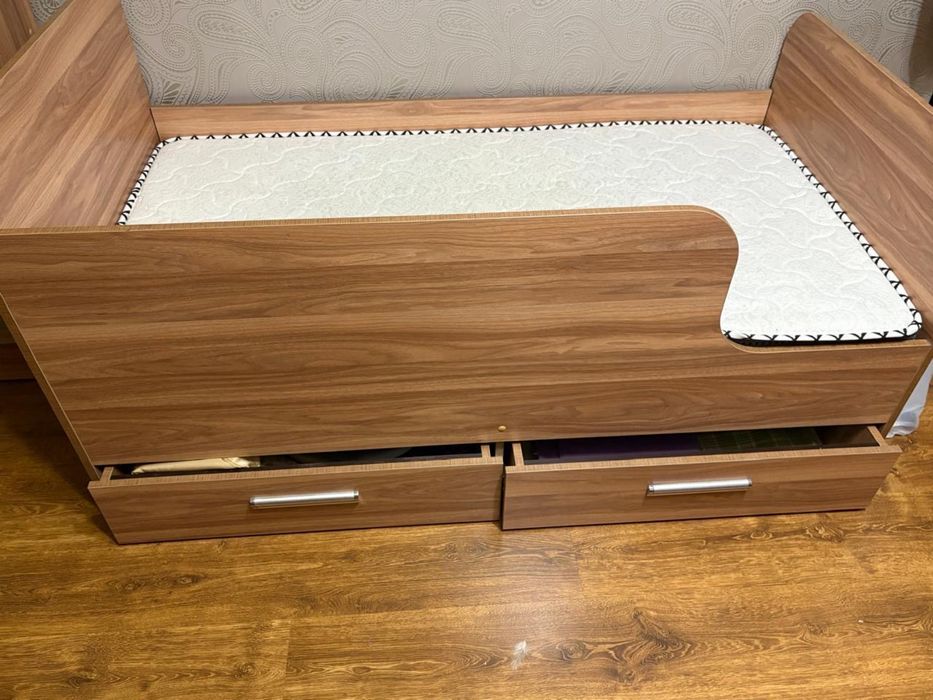 Детская кровать с отсеками для хранения вещей.