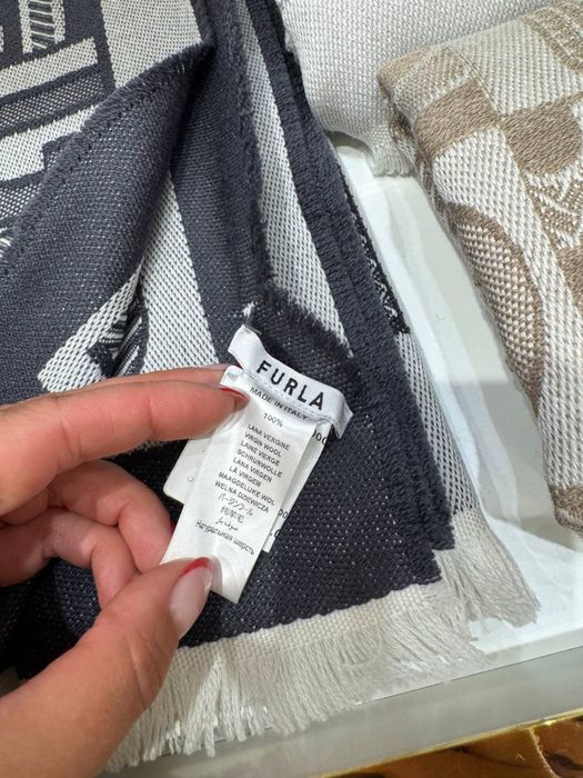 Продавам шал furla