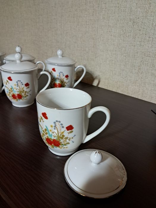 Порцеланов сервиз за чай с капаче.