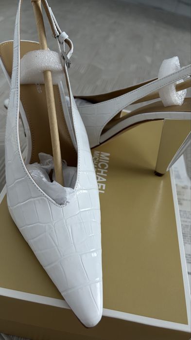 Pantofii noi nepurtati Machiel kors