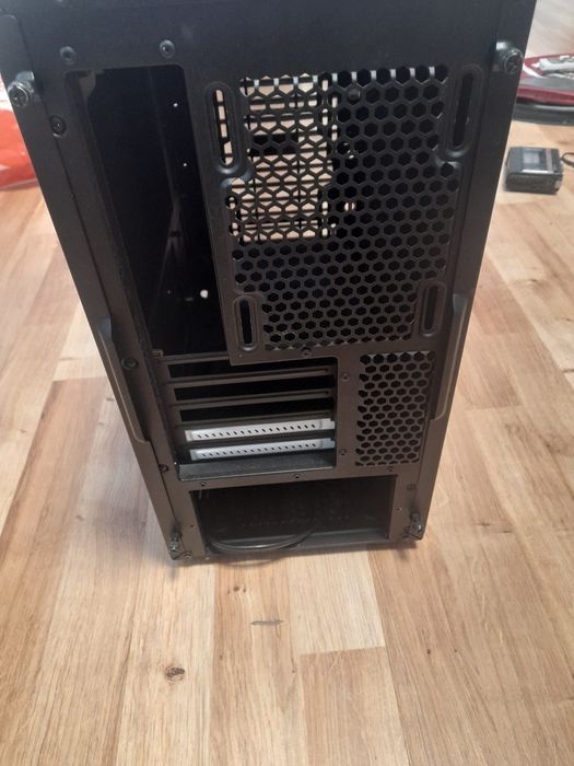 Кутия от настолен компютър