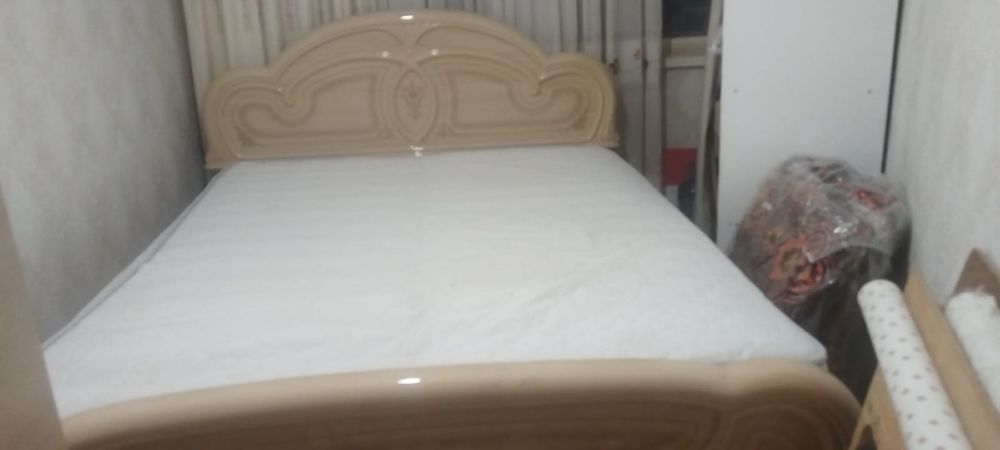 Продам кровать двух спальную с матрасам