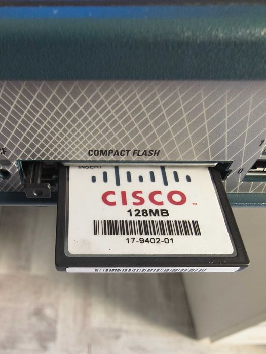 Router Cisco 2811 + card Cisco 128 MB + suport montare în rack. Impecabil!