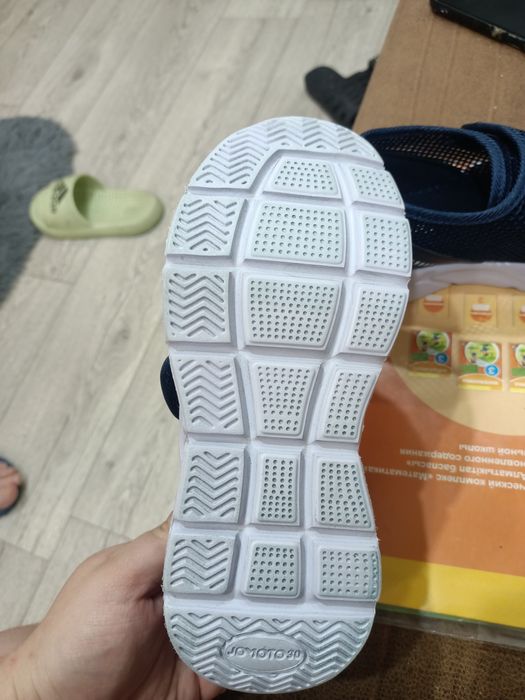 Продам лёгкие кросовки