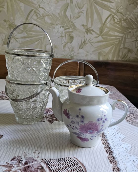 Чашечки с блюдцами. Абсолютно новые.Про-во СССР..Сервиз,чашки,чайники