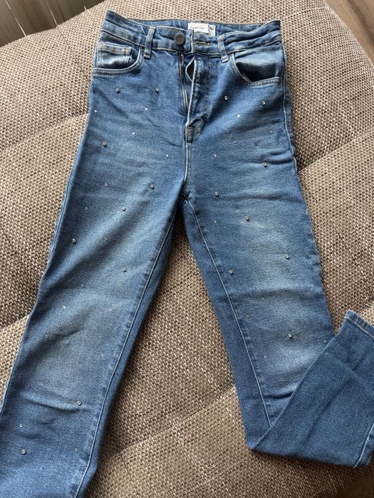 Дънки с камъни Stradivarius