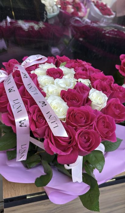 Розы в корзине с буквой