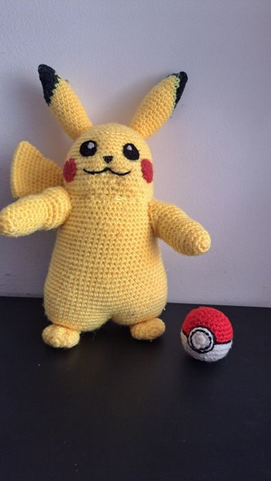 Pikachu croșetat manual
