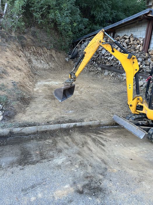 Услуги с мини багер и тристранен самосвал.