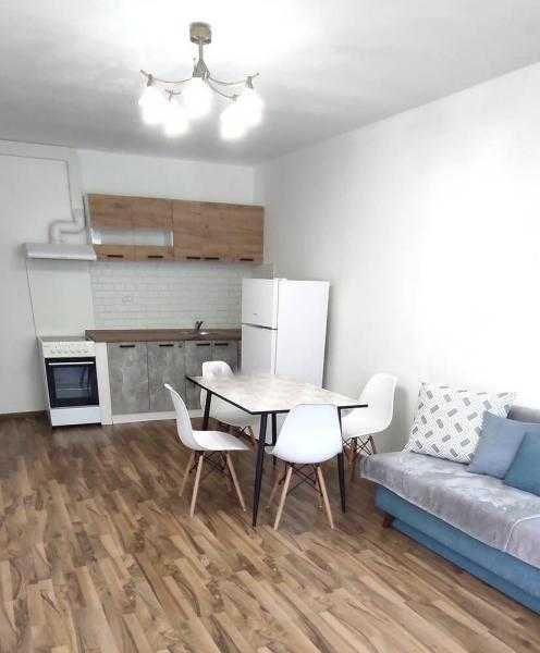 Дава се под наем Тристаен апартамент в Бургас, Зорница - 20 кв.м за 438.6 € - Снимка #1