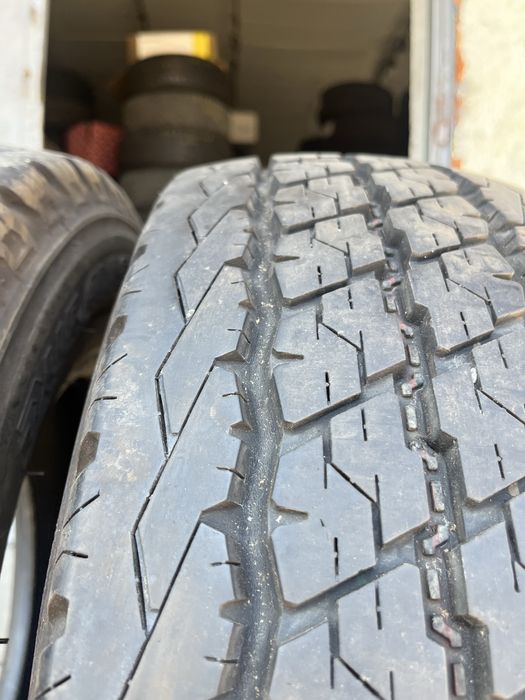 2 бр. гуми за бус 215/70/15C Brigdestone DOT 0718 9 mm