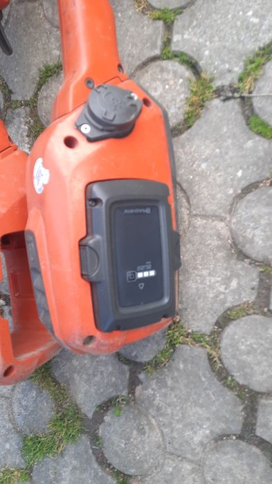 Vând motocoasa huswarna pe acumulator 536LXRX