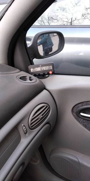 продава дигитален часовник за автомобил