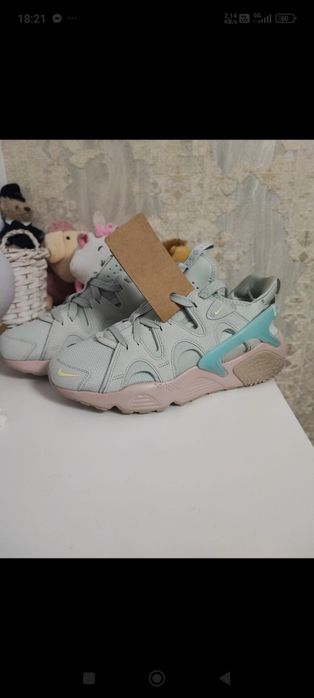 Adidași sport Nike Air Huarache Craft.