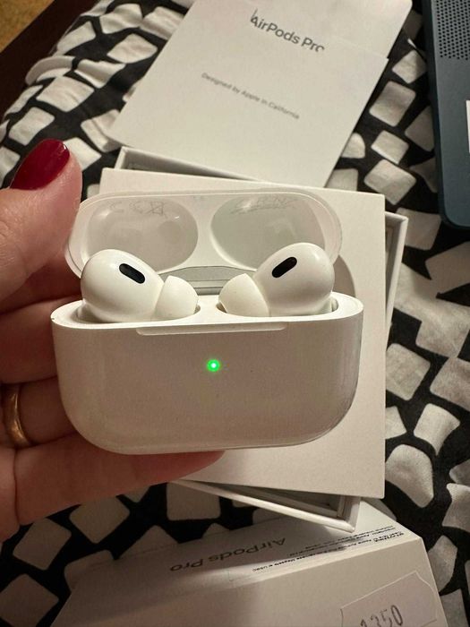 Apple AirPods Pro 2 cu carcasă MagSafe USB C noi - 600 lei