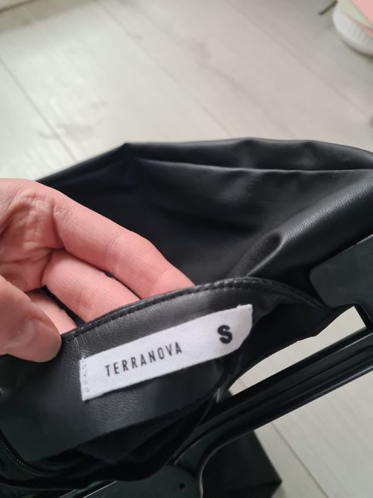 Fusta piele neagra cu slit