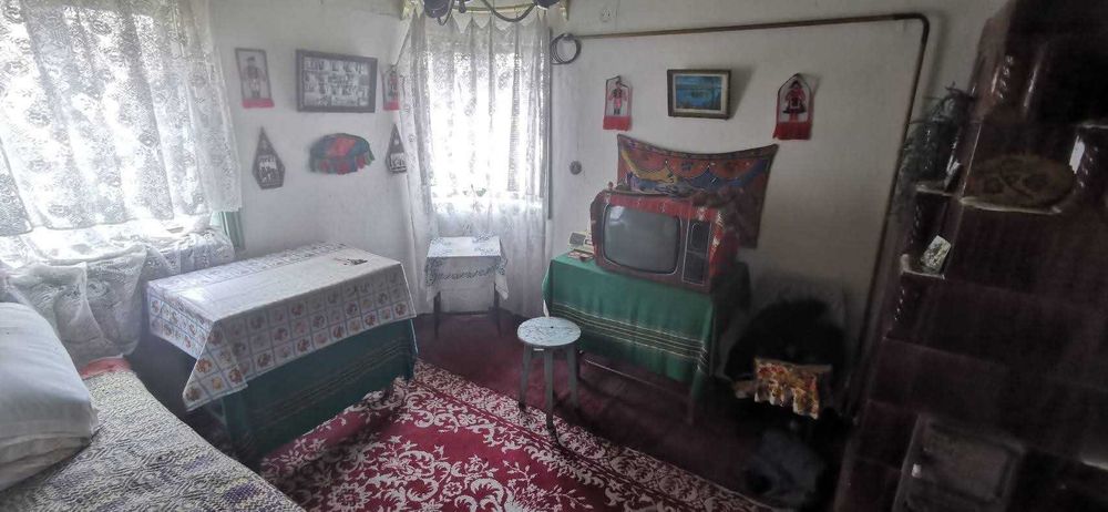Casă cărămidă - com Ghergheasa, jud Buzău la 10 km de autostradă, cu 3 focuri de gaz + teren 3500 mp - 20.000 euro (neg). Telefon: 0726824858