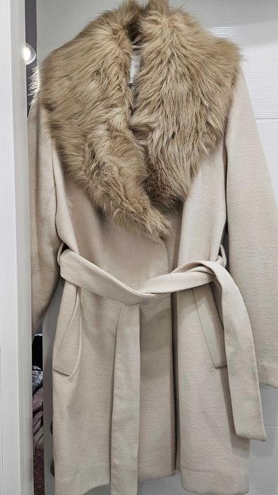Палто H&M  бежево с пухена яка и колан