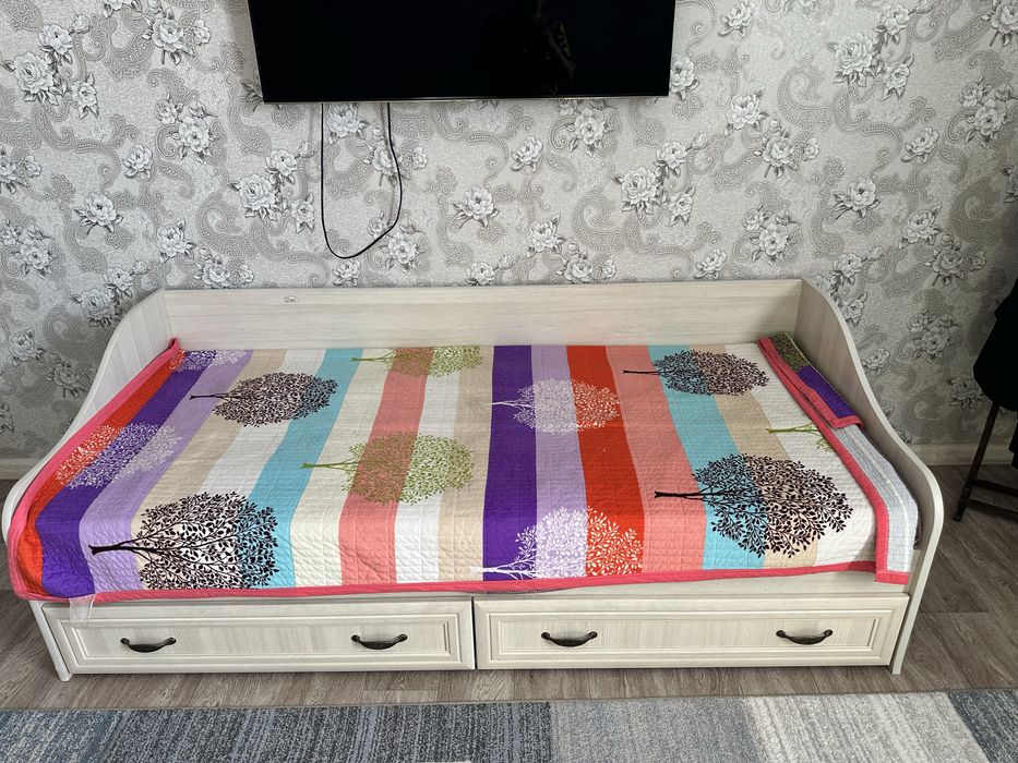 Детская кровать,продвм детскую кровать с матрасом в хорошем состоянии