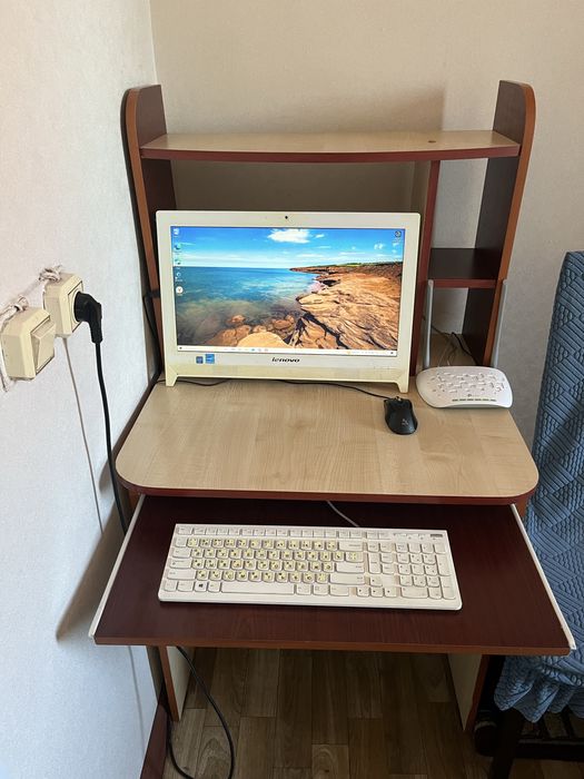 Продается компьютер леново со столом вместе