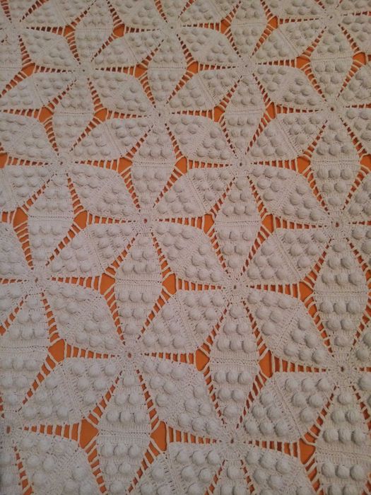 Вълнен губер и ръчно плетена покривка за легло.