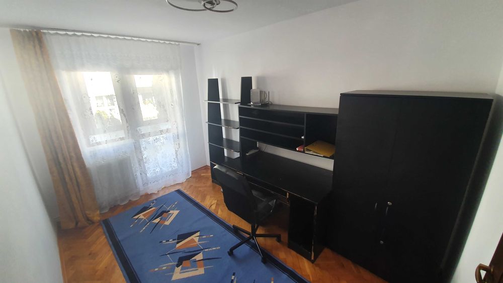 Închiriez apartament cu 4 camere !!!