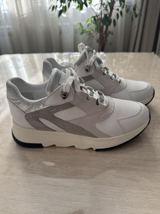 Кроссовки женские