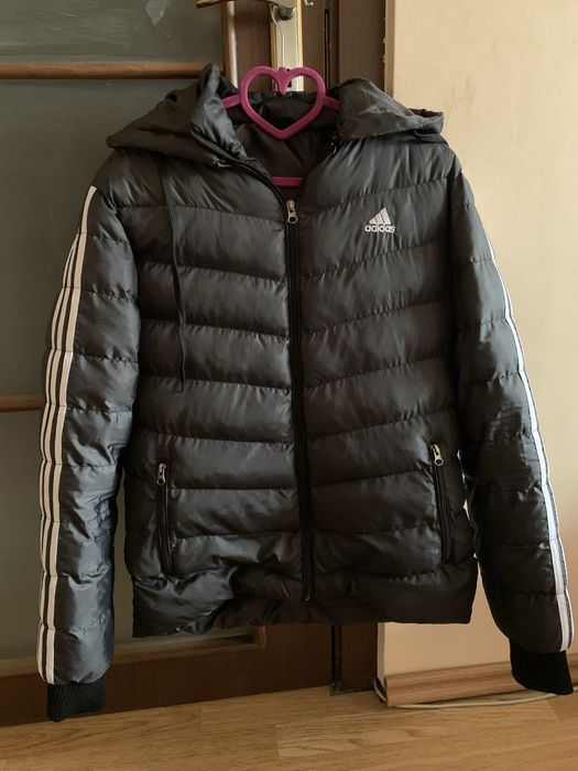 Продавам яке Adidas
