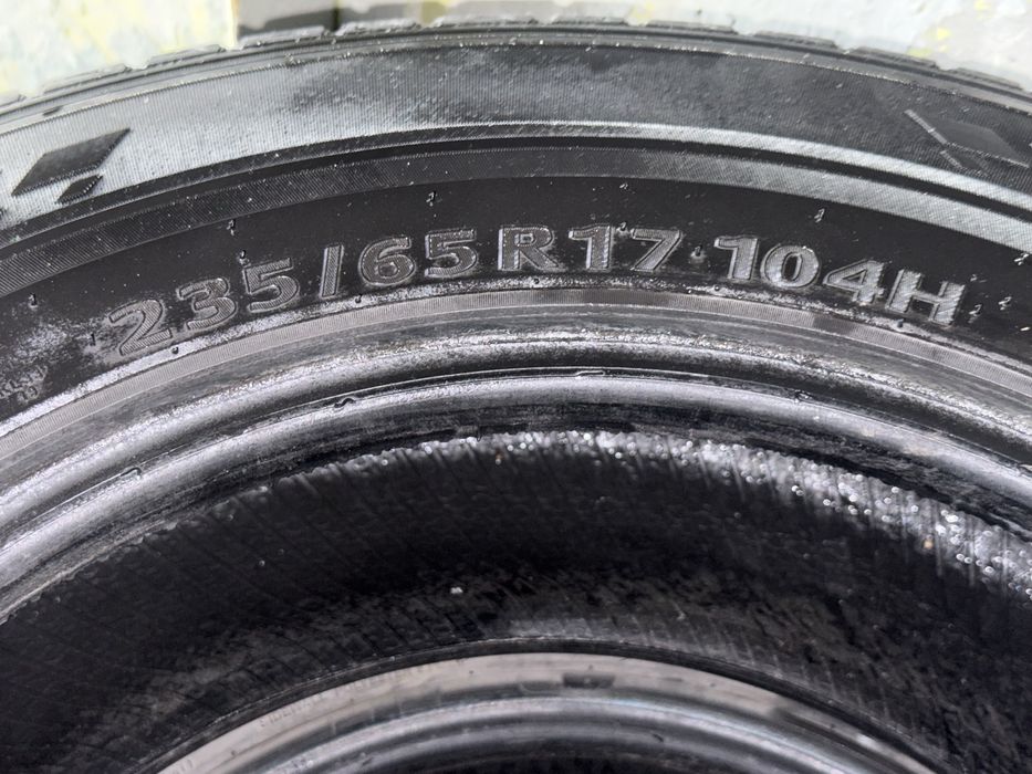 Продается шины 4 штук 235/65/17