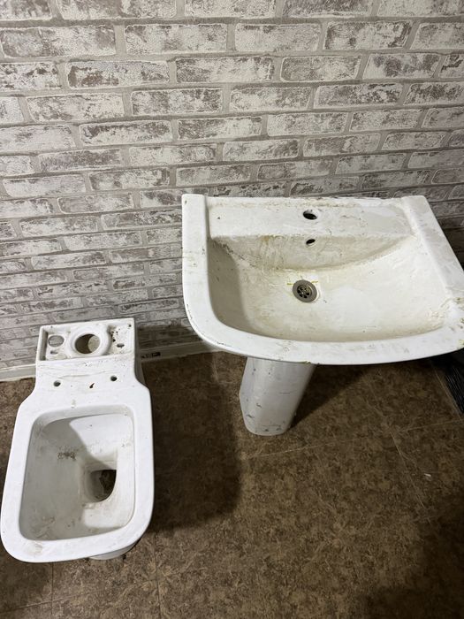 Унитаз и раковина б/у срочно сотилади