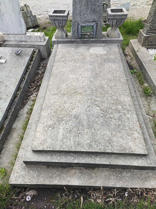 Vind loc de veci cavou în cimitirul Sf treime din Păcurari