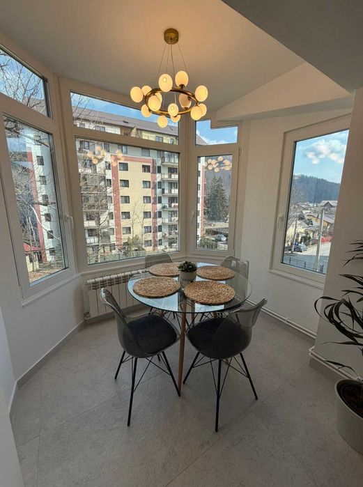 SINAIA 80mp, 3 camere, 2 bai, 2 locuri parcare, renovat mar. 2026 LUX