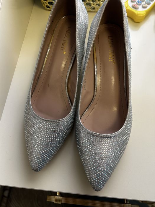 2 марта кийилган росса матириали чиройли булиб йонади асал туради