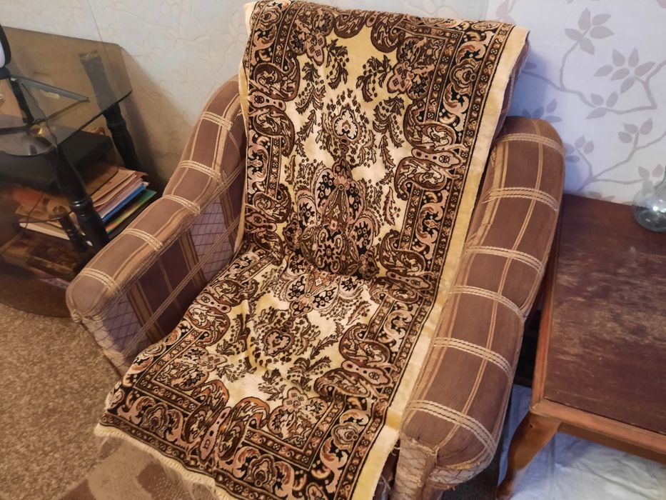 кресла и кофейный столик